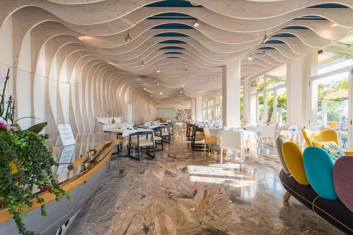 Der Saal des modernen Restaurant im Hotel BAIA AZZURRA in Torbole