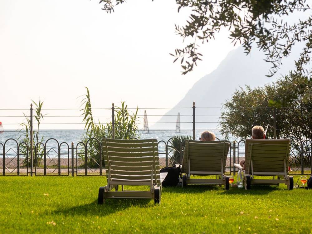 Liegestühle im Garten des Hotels BAIA AZZURRA in Torbole am Gardasee