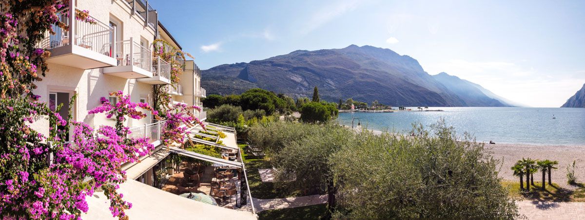 Panoramablick auf das Hotel BAIA AZZURRA am Strand von Torbole am Gardasee