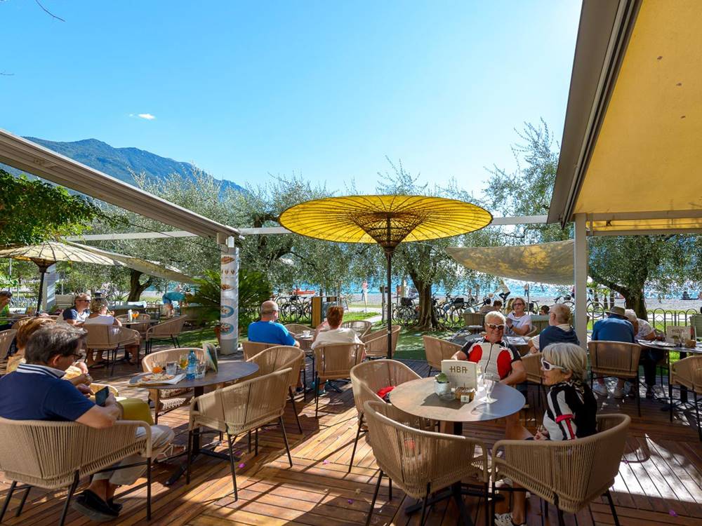 Gäste des Hotels BAIA AZZURRA auf der Terrasse des Hotels BAIA AZZURRA in Torbole am Gardasee
