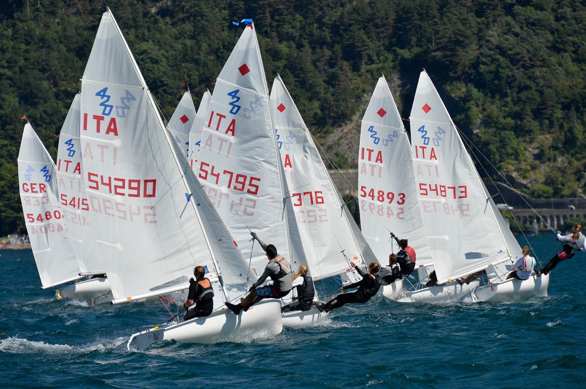 Segelbootrennen in der Bucht von Torbole am Gardasee