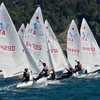 Segelregatta  Segelbootrennen in der Bucht von Torbole am Gardasee