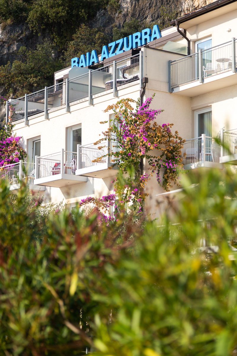 Fassade des Hotels BAIA AZZURRA in Torbole am Gardasee