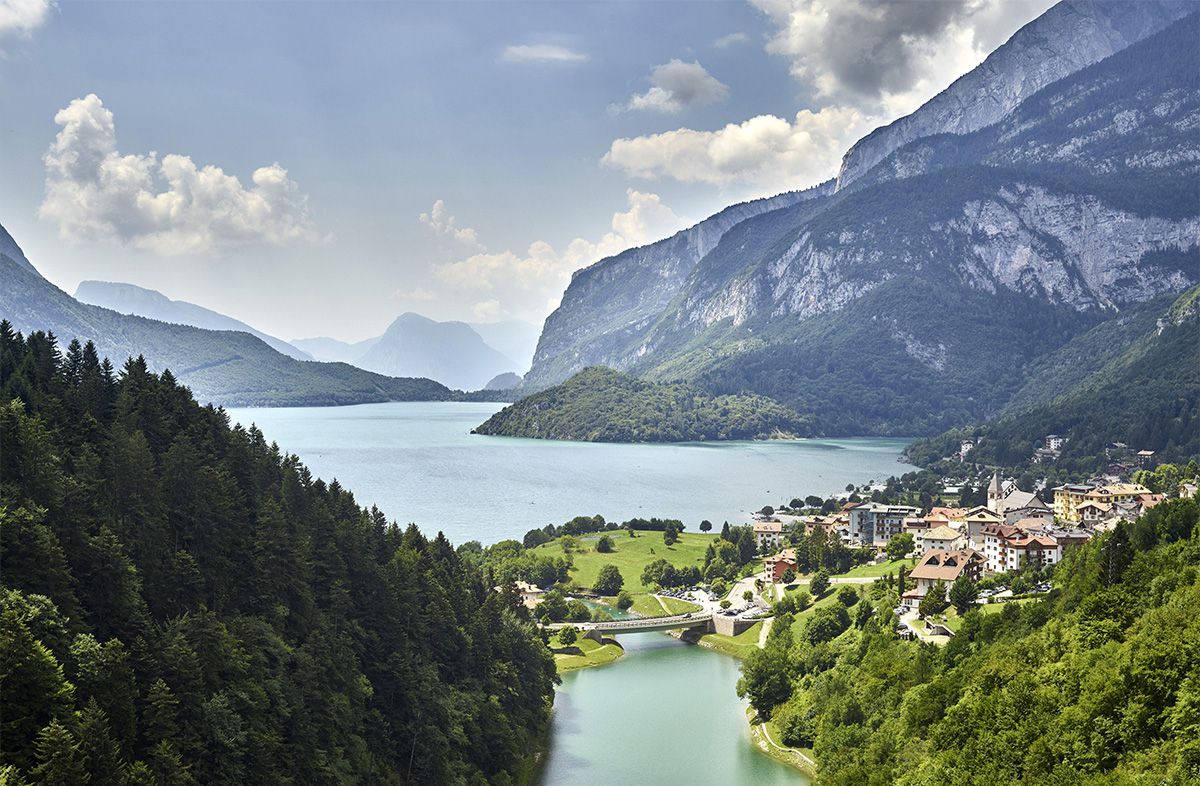 Panoramablick der Bucht von Torbole am Gardasee