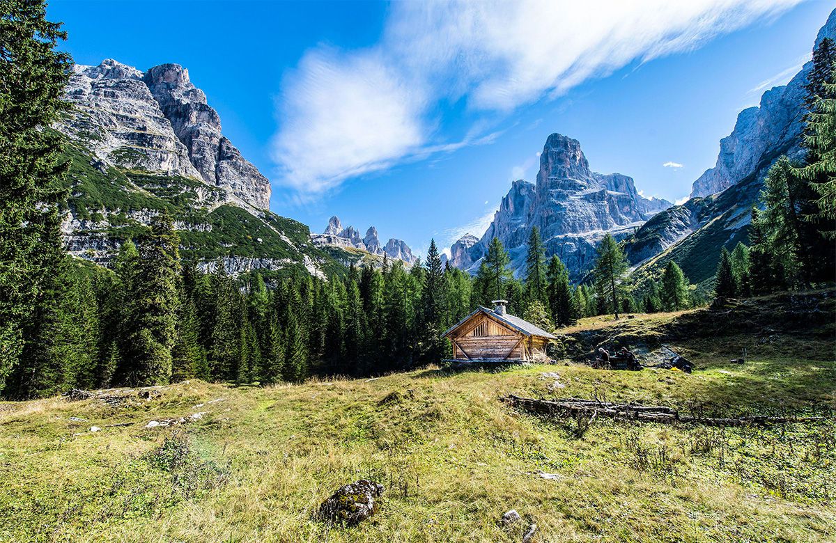 Berghütte in der hydillischen Landschaft bei Torbole am Gardasse