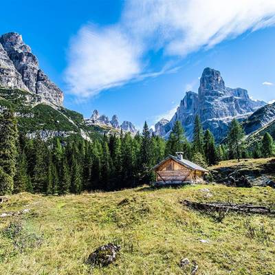 Berghütte in der hydillischen Landschaft bei Torbole am Gardasse